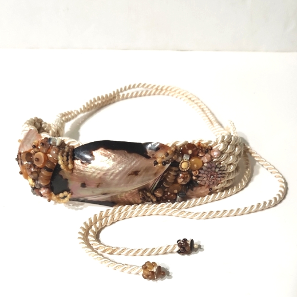 Vintage Stunning Seashell Centerpiece Braided Belt with Beads  EUC!